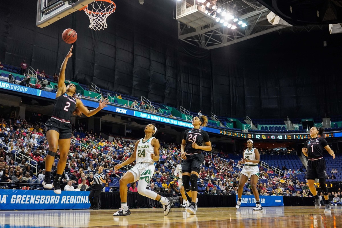 Te'a Cooper goes up for a shot near the rim