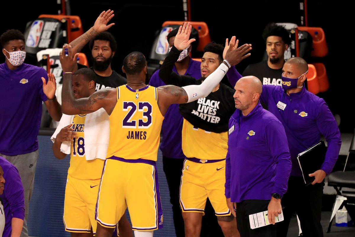 Incredible New Mural In Los Angeles Features Lakers Standing In Front