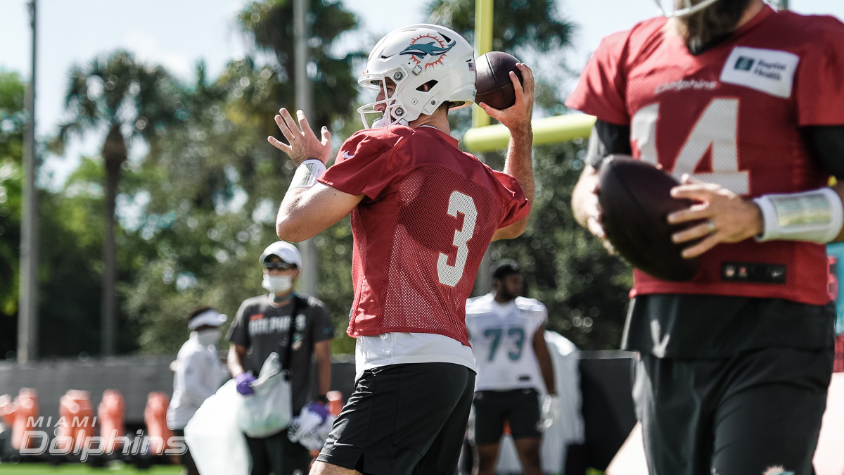 Miami Dolphins' Flores: Rosen needs to improve 'body language