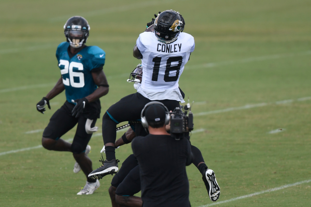 In the play, seen here, Conley makes one of the most impressive catches of the day. Mandatory Credit: Douglas DeFelice-USA TODAY Sports