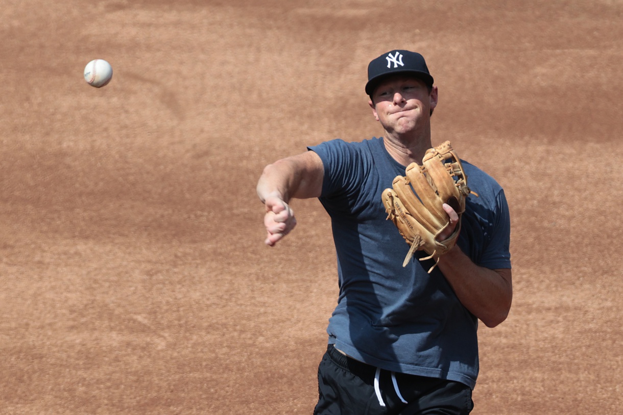 DJ LeMahieu, Rockies second baseman, has small broken bone in thumb