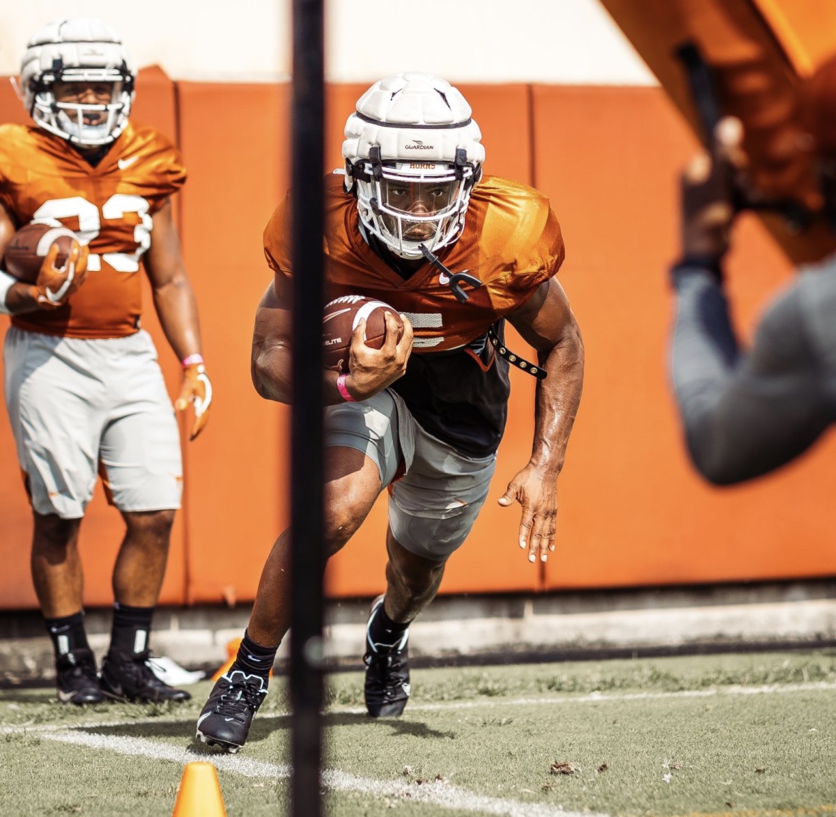 5 star freshman Bijan Robinson running through drills