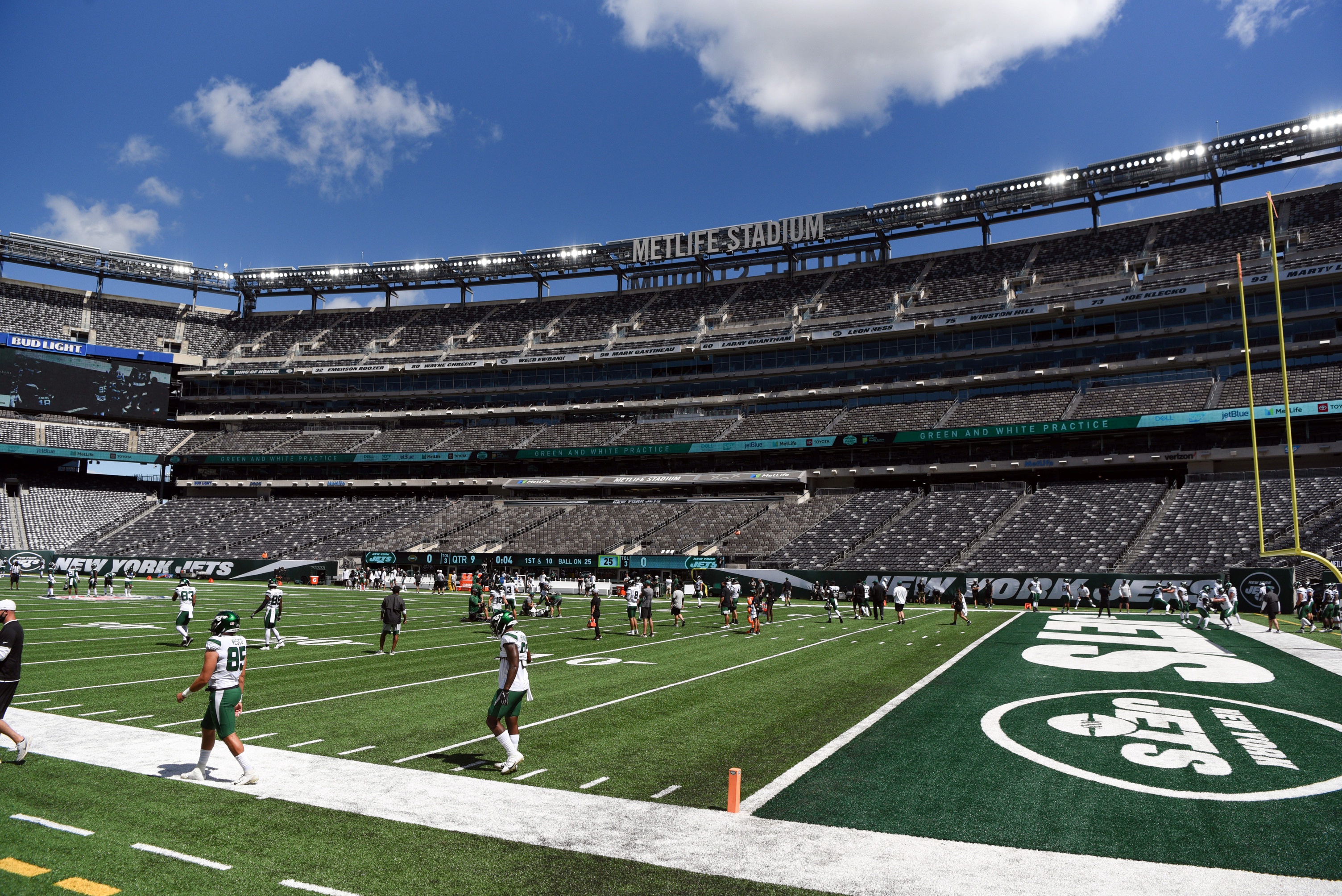 Jets practice in front of 20,000 fans