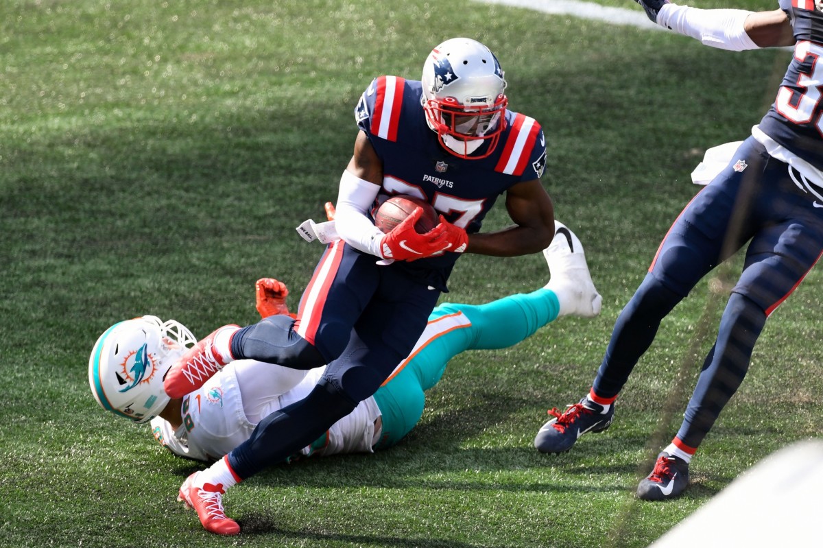 New England Patriots-Miami Dolphins Notebook: Controversial Replay Dooms New  England - Sports Illustrated New England Patriots News, Analysis and More