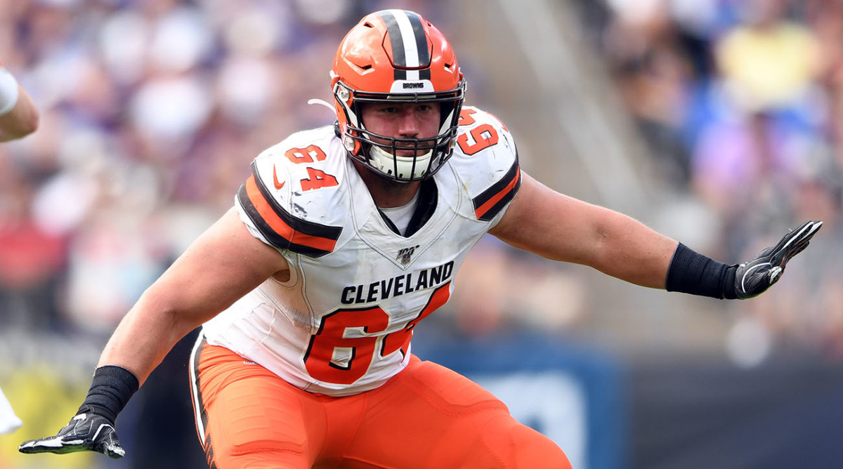 Browns center and NFLPA president JC Tretter's next fight: More natural  grass 