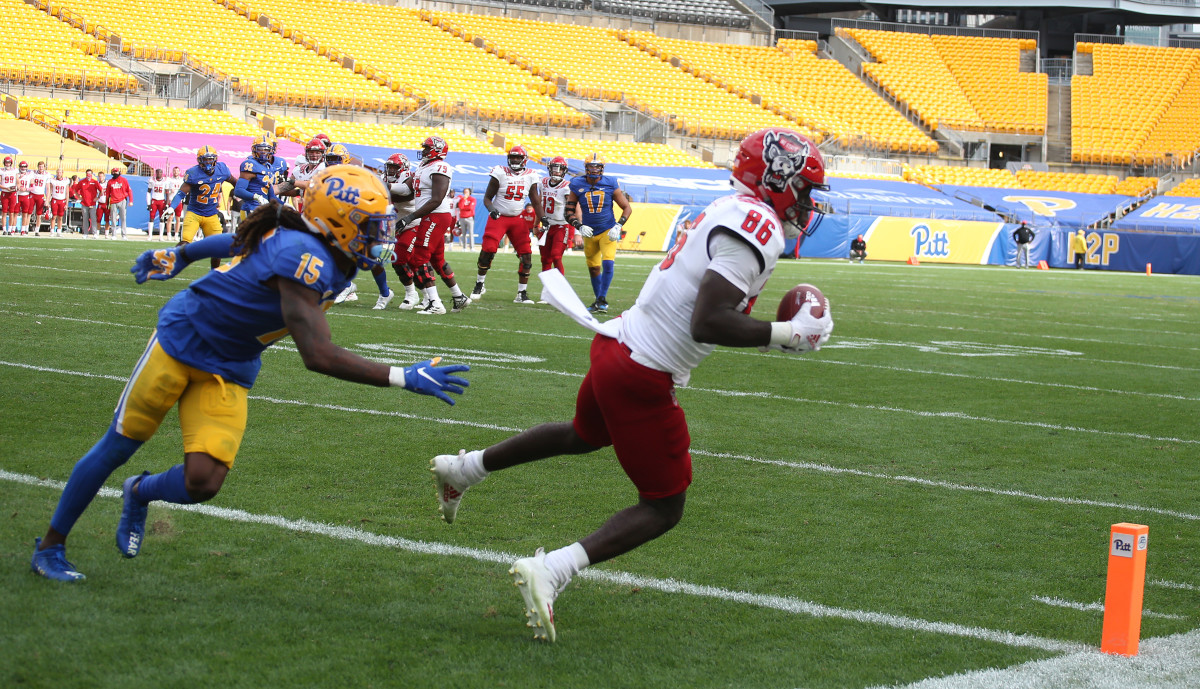 Emeka Emeze makes his game-winning touchdown catch with 23 seconds remaining