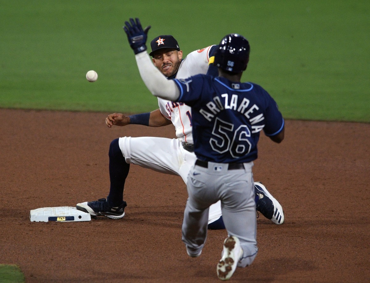 Altuve's throwing yips hurt Astros again in Game 3 of ALCS