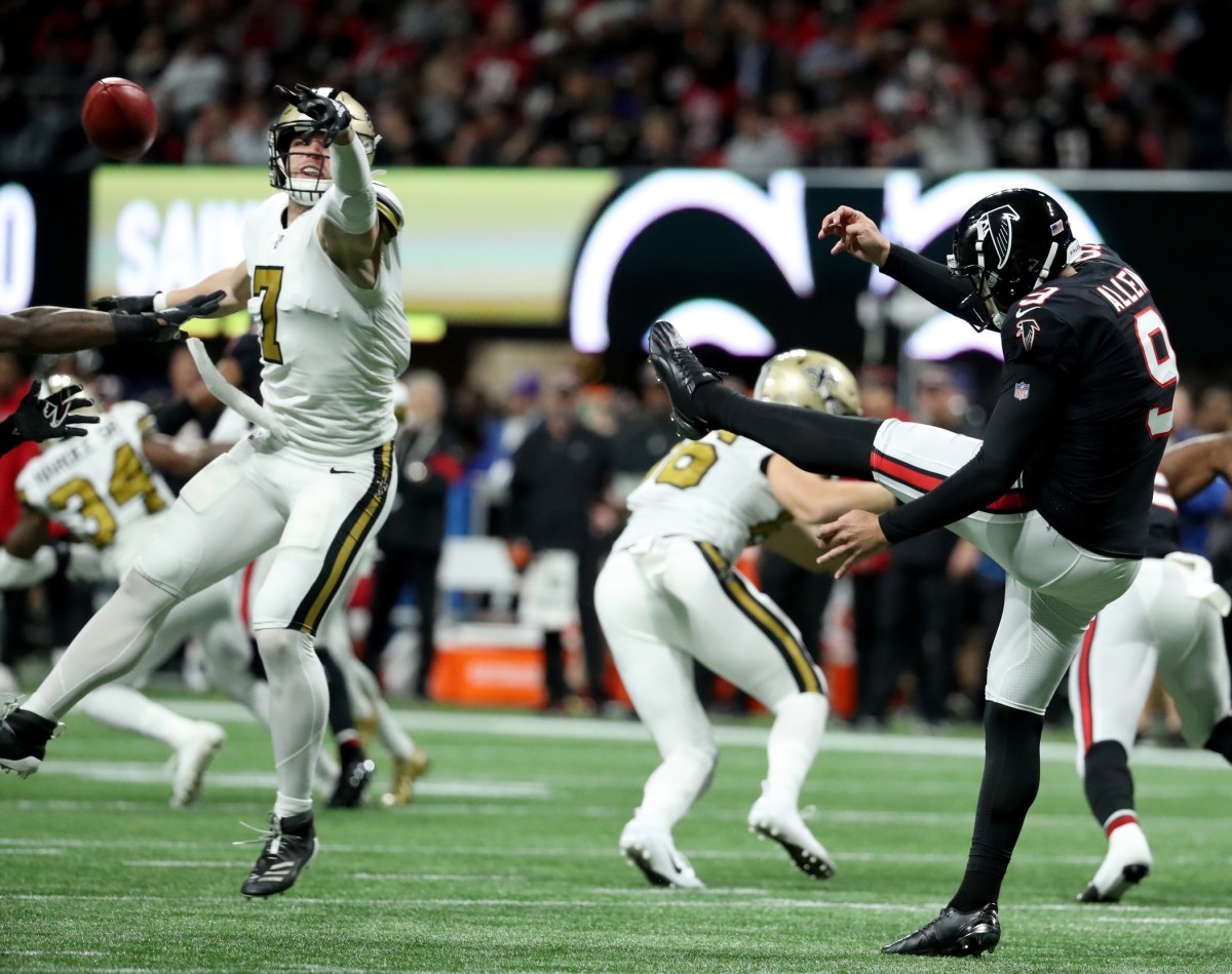 New Orleans Saints quarterback Taysom Hill warms up before an NFL football  game against the New York Giants in New Orleans, Sunday, Oct. 3, 2021. (AP  Photo/Derick Hingle Stock Photo - Alamy