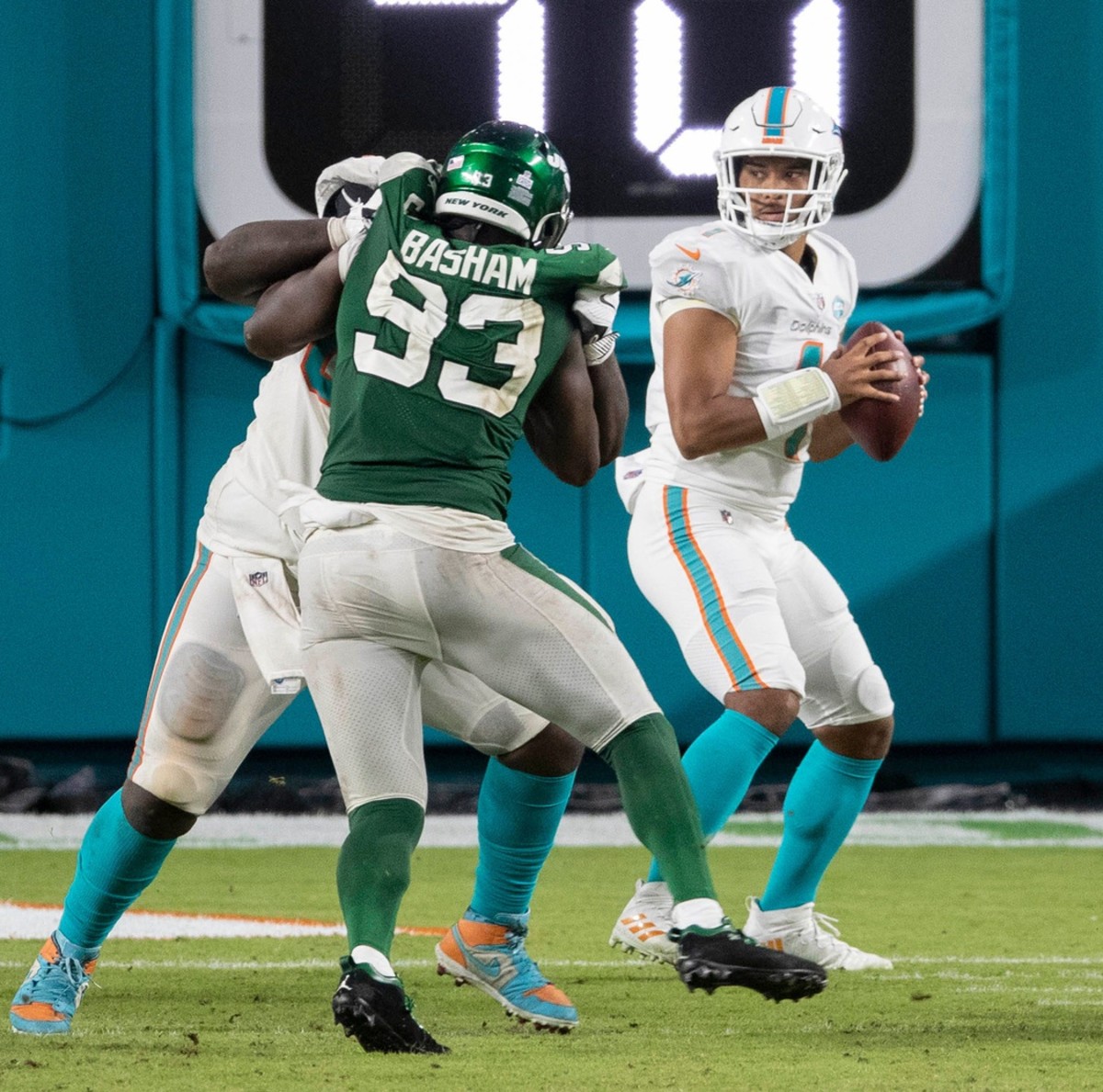 Quarterback Ryan Fitzpatrick celebrates a touchdown during the Dolphins'  24-0 win over the Jets. ⁠ ⁠ 