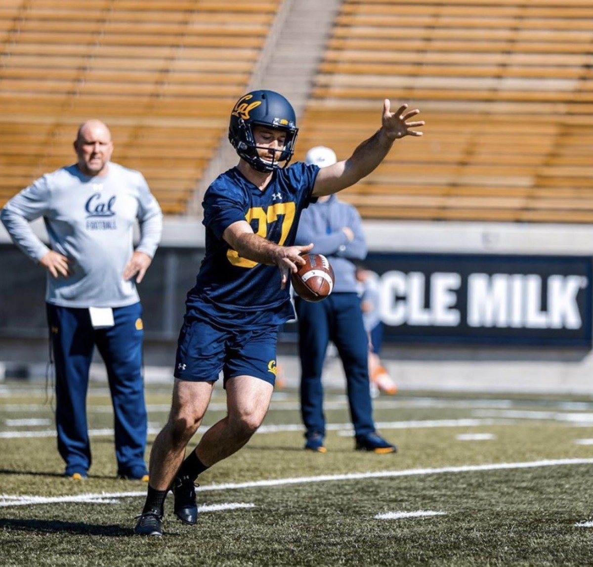 Jamieson Shehan punting at Memorial Stadium