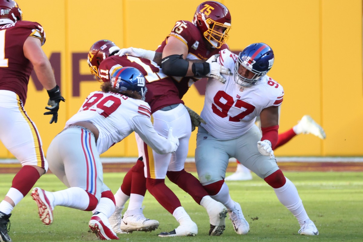 New York Giants defensive end Leonard Williams (99) reacts before