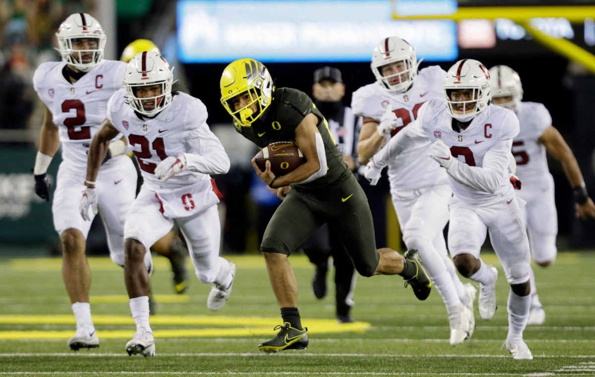 Oregon Ducks running back Travis Dye (26) races for a long game in the fourth quarter of the Ducks Pac12 game against Stanford University on Nov. 7, 2020, in Eugene, Oregon. (Pool photo by Andy Nelson/The Register-Guard) Eug Oregon Vs Stanford Football