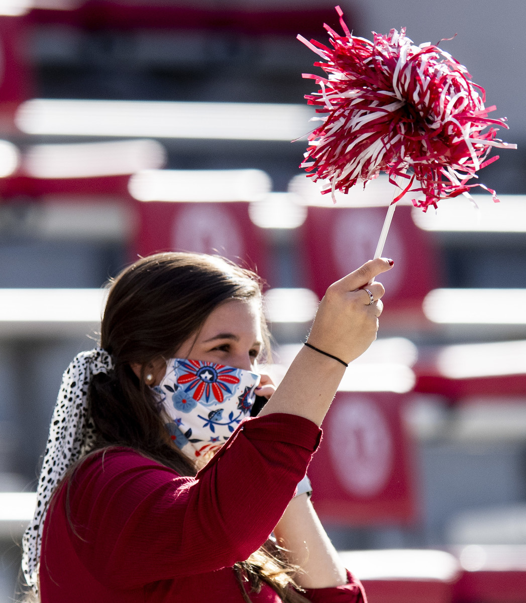 Alabama fans with mask, Kentucky game 2020