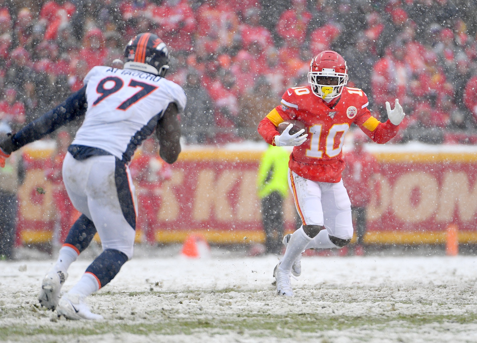 Denver Broncos' Best Hope to Slow Down Kansas City Chiefs WR Tyreek Hill - Sports Illustrated