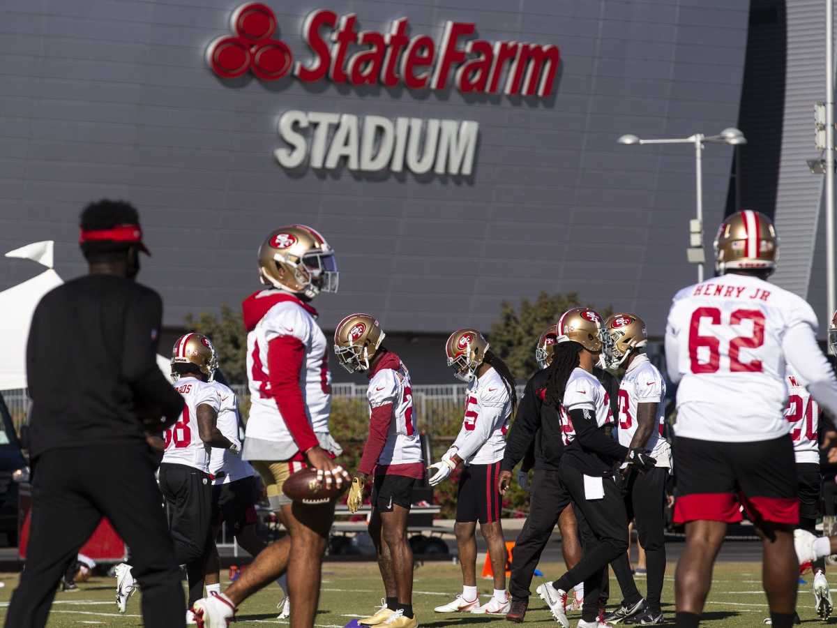 49ers players stretch during practice on Dec. 3, 2020, at a practice field outside State Farm Stadium in Glendale, Ariz. 49ers In Arizona