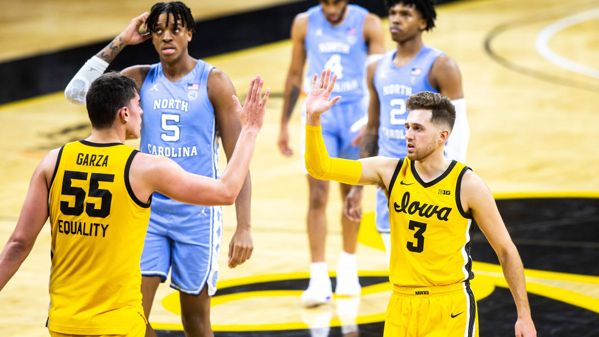 Iowa's Jordan Bohannon high fives Luka Garza