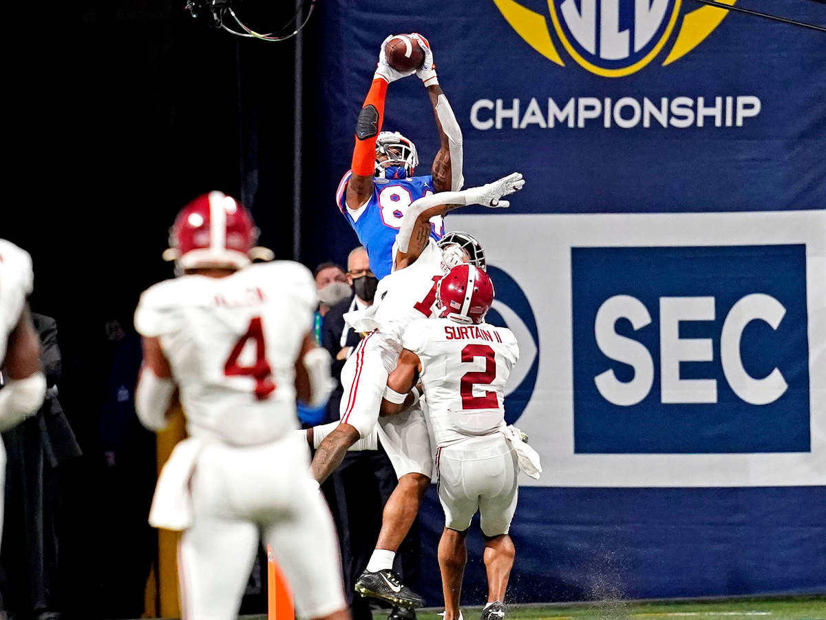 Florida TE Kyle Pitts makes a leaping touchdown grab over two Alabama defenders.