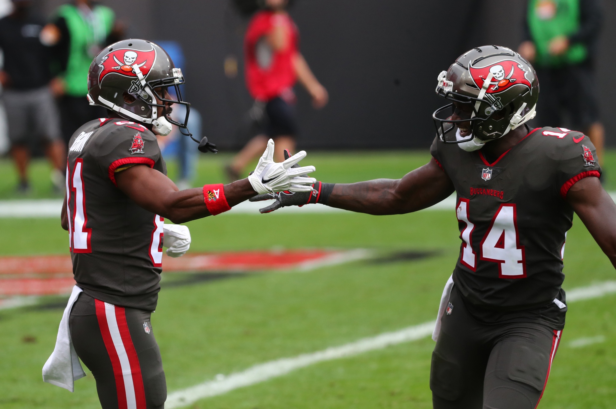 Tom Brady throws for 4 TDs, Bucs pull away from Falcons 44-27