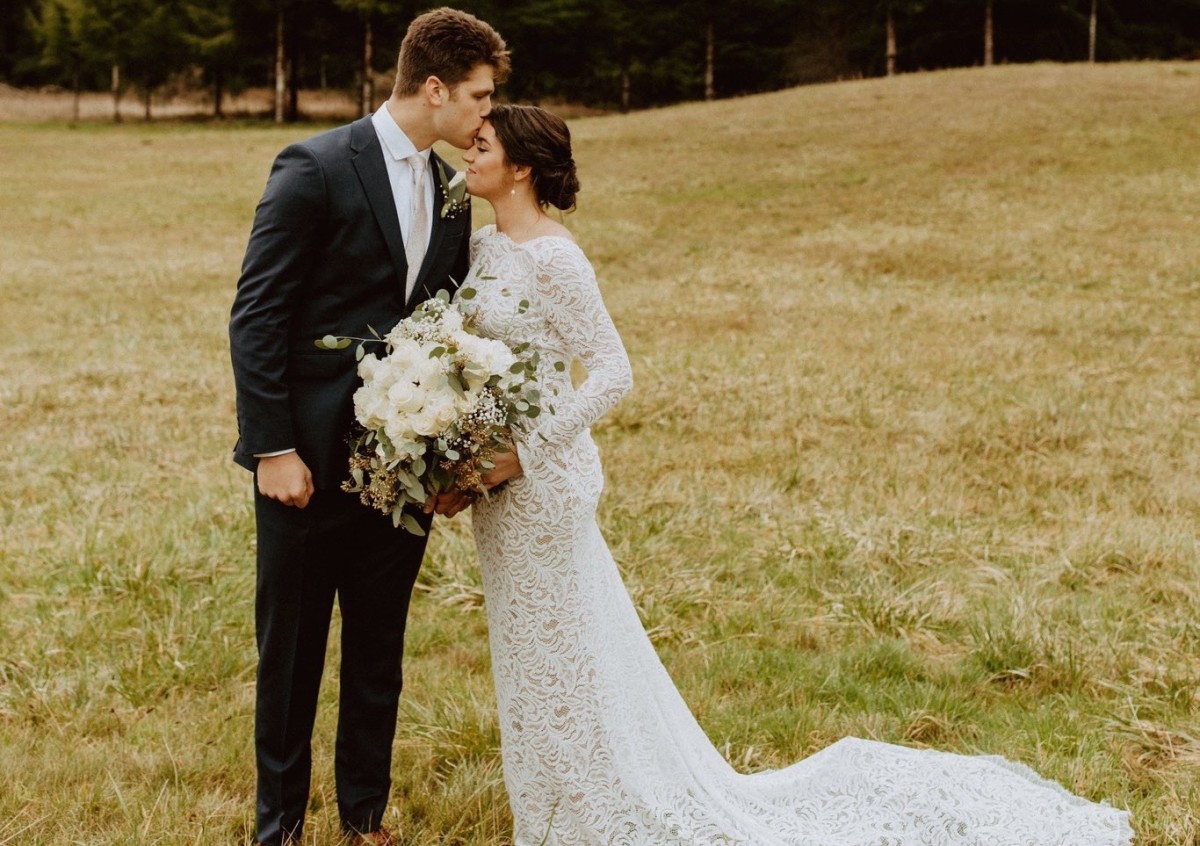 Huskies' Cade Otton Runs a Hitch Route, Gets Married - Sports Illustrated  Washington Huskies News, Analysis and More