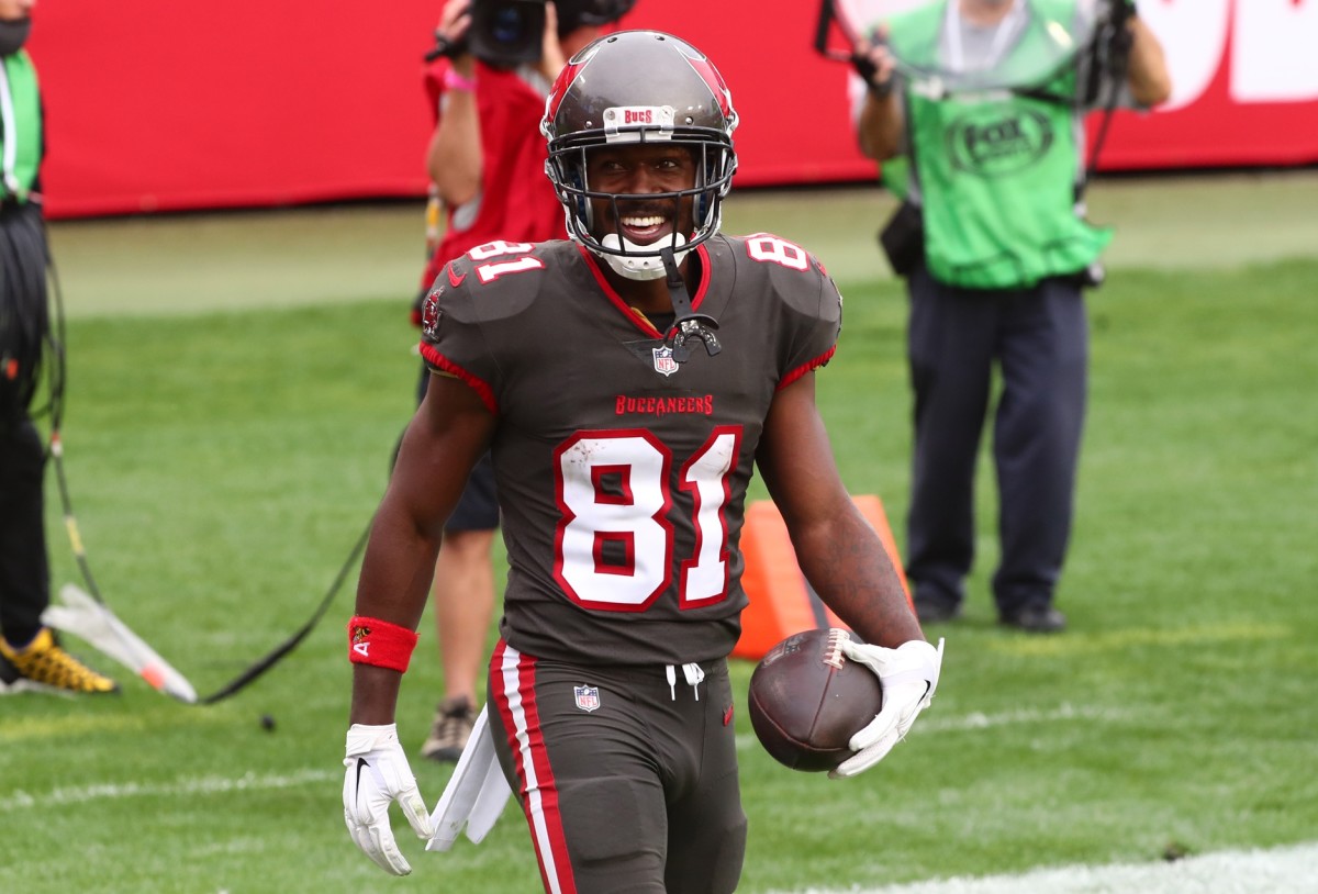 Report: Tampa Bay Buccaneers' WR Antonio Brown 'Day-to-Day' Following ...