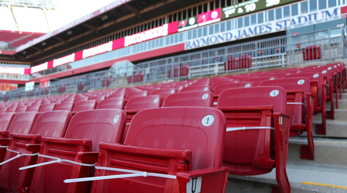 How many fans are at the Raymond James Stadium for the Super Bowl?