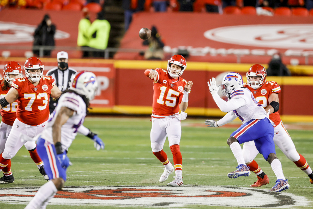 Super Bowl LV: Patrick Mahomes wows with acrobatic incompletions - Sports  Illustrated