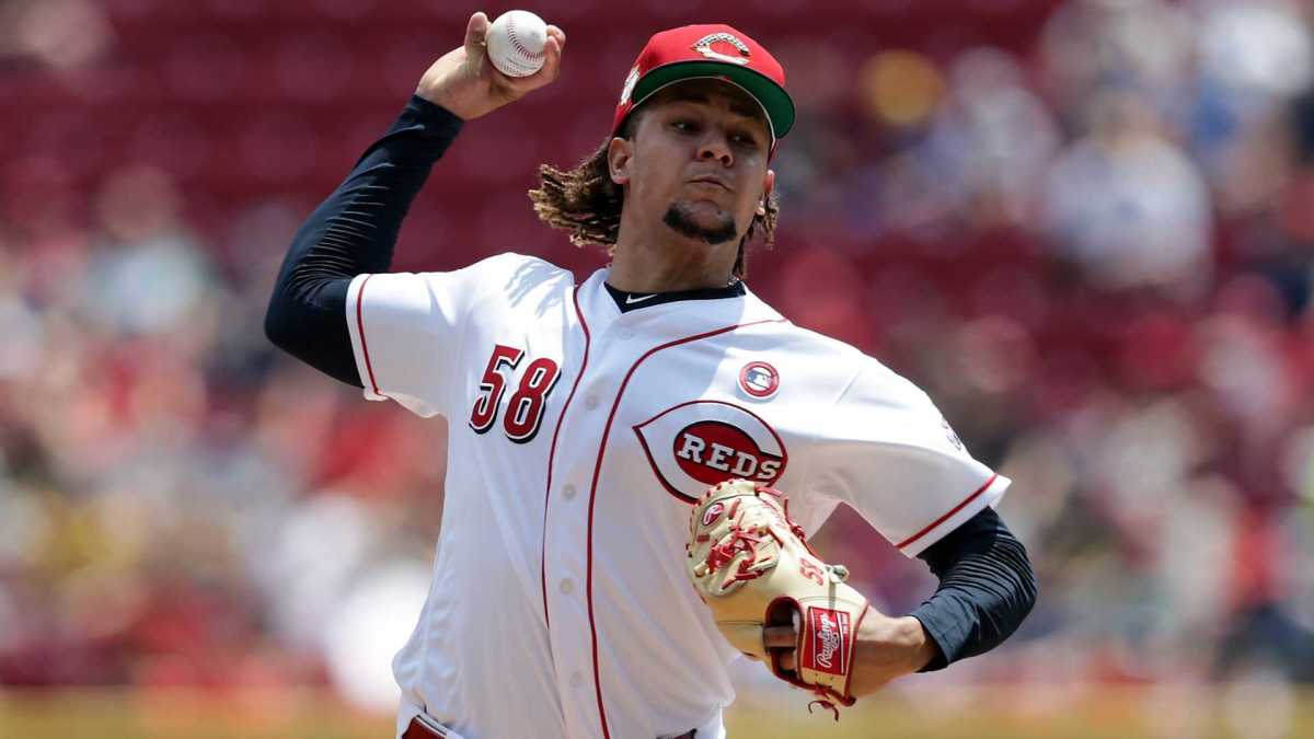 Luis Castillo trade: Mariners set to acquire Reds starting pitcher