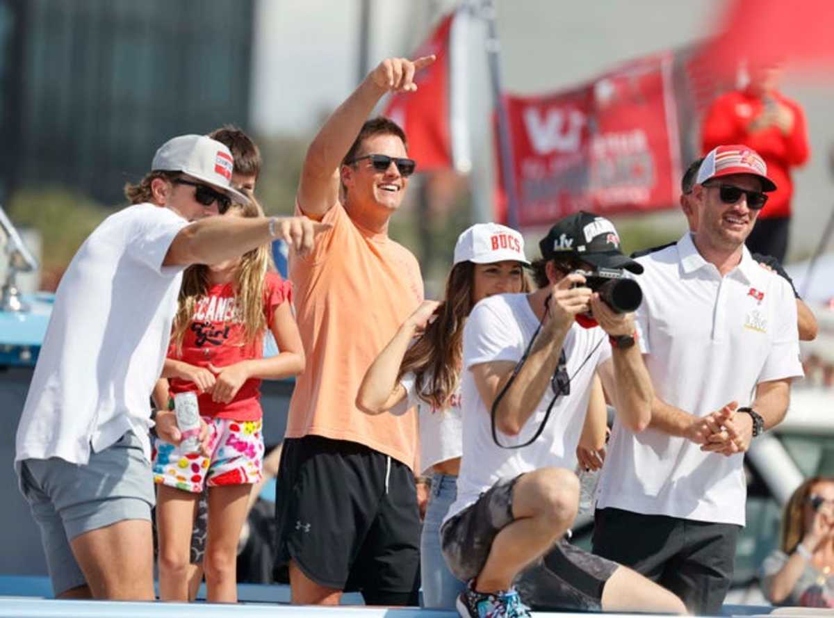 Tom Brady was living his best life at the Buccaneers' Super Bowl parade -  Pats Pulpit