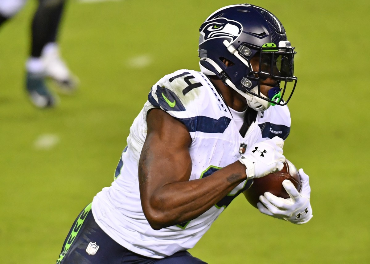 WOAH: Seattle Seahawks Star WR DK Metcalf watches Top Billin'?! 