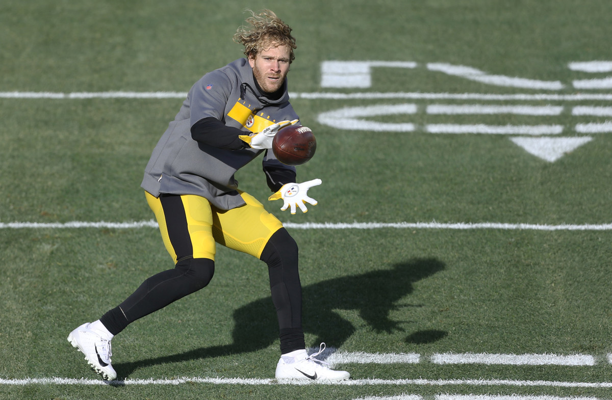 Steelers linebacker Cassius Marsh warms up before a December game