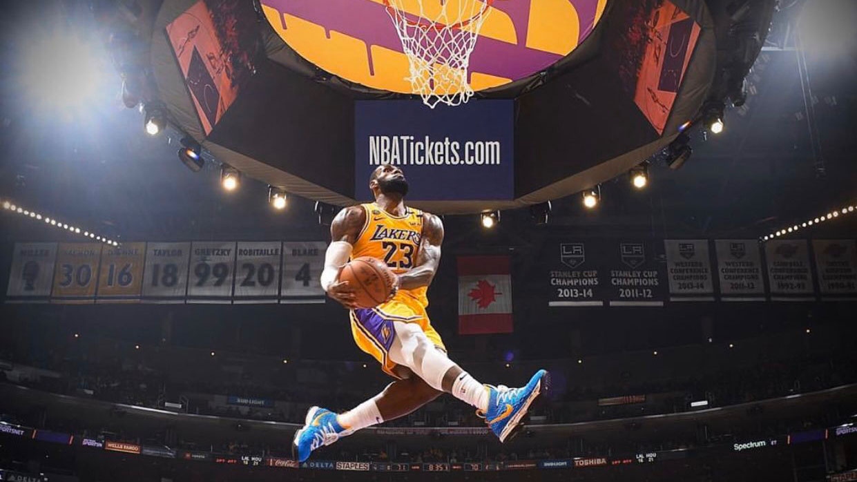 LeBron James dunk: Lakers photographer 
