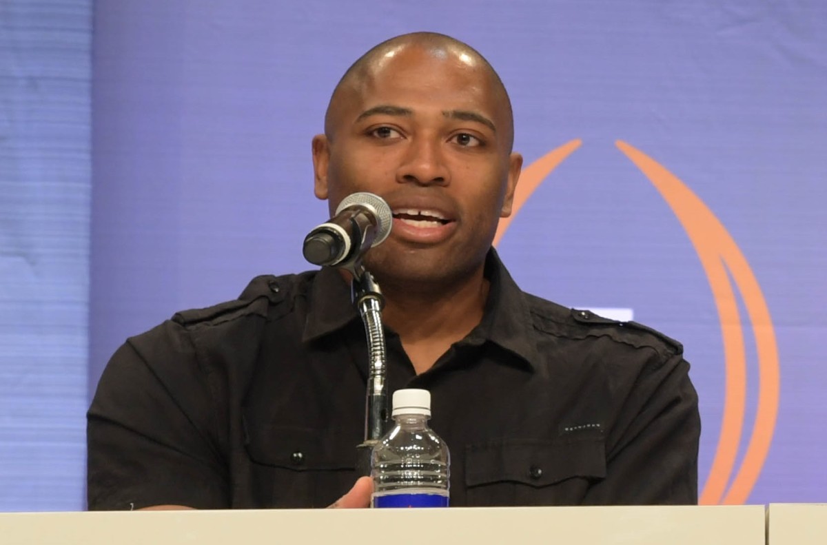 Former NFL star Shaun Alexander speaks at Liberty University