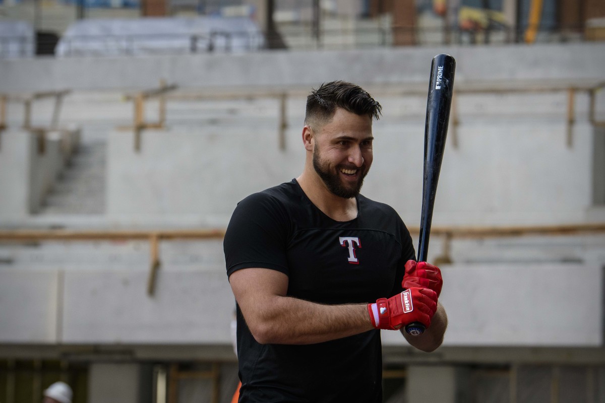 Joey Gallo sets up batting cage in apartment in MLB quarantine