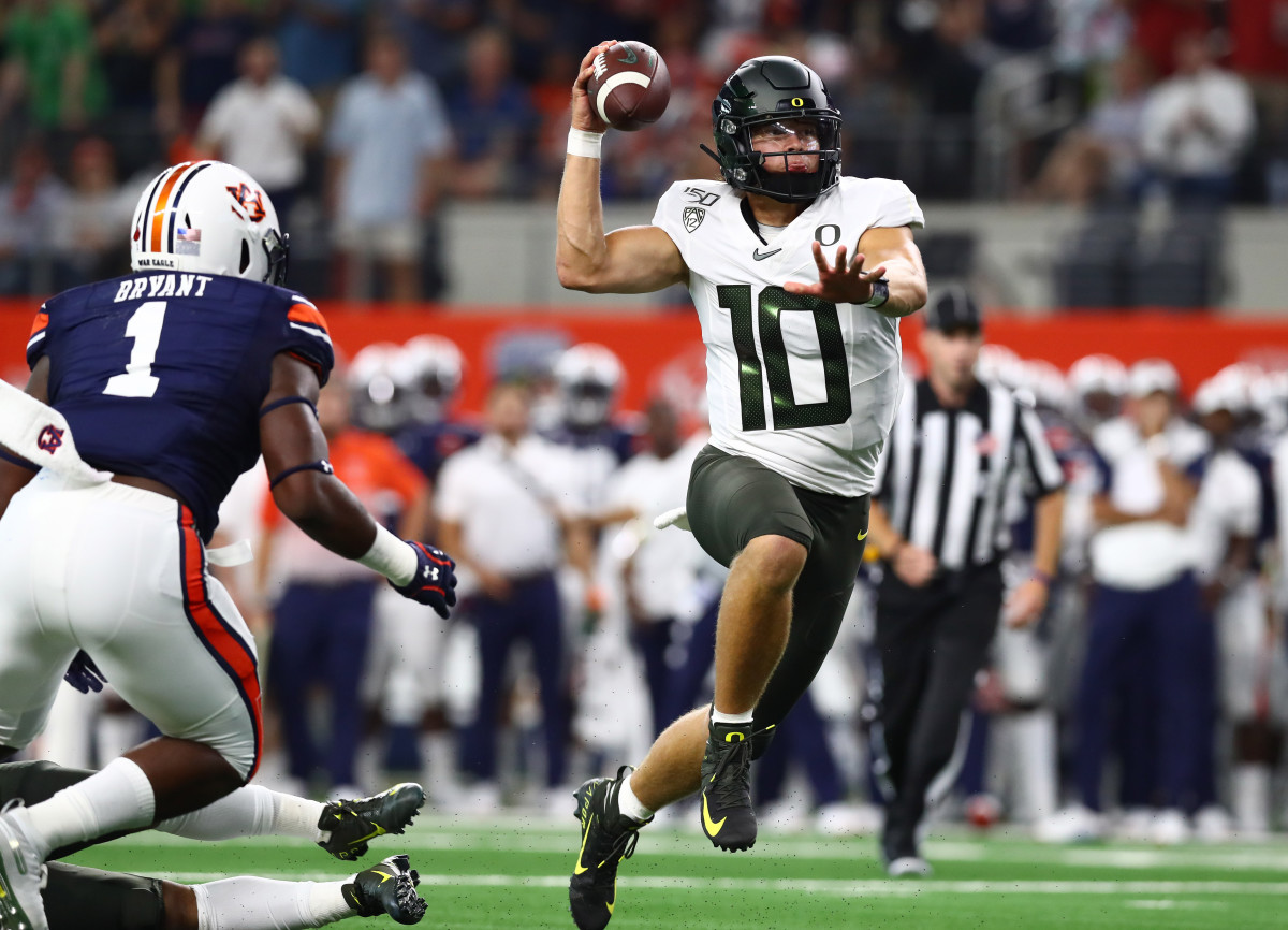 Justin Herbert Shows Off Arm Strength at Oregon Pro Day Ahead of