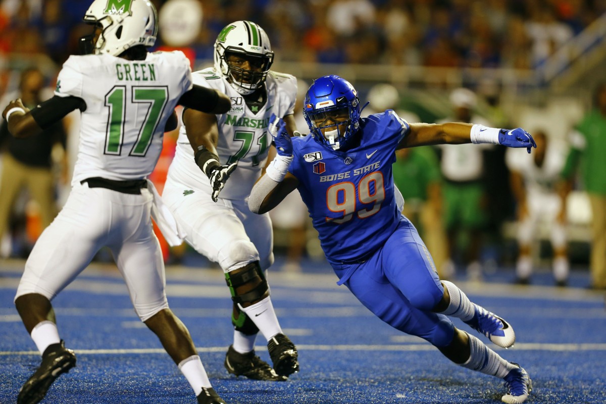 Boise State edge rusher Curtis Weaver