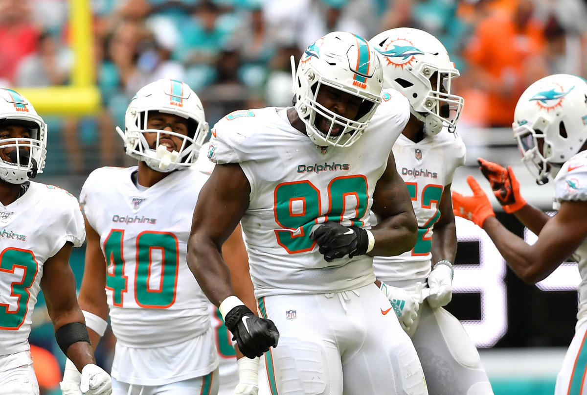 Miami Dolphins trade DE Charles Harris to the Atlanta Falcons