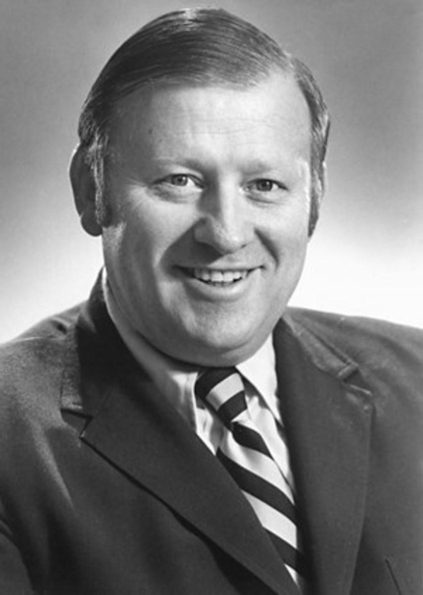 Washington Sports Hall of Fame Selects Joe Kearney, Huskies AD in 1969 ...