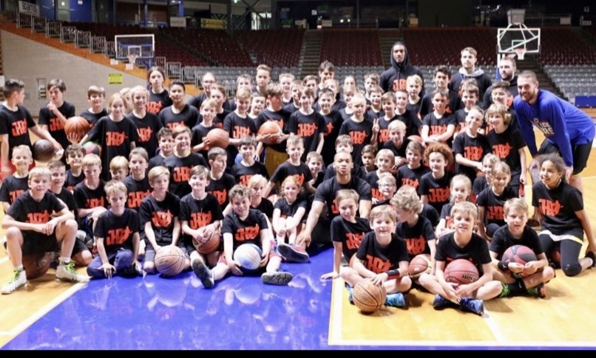 Jerome Randle, center rear, with kids at his 2016 Christmas clinic