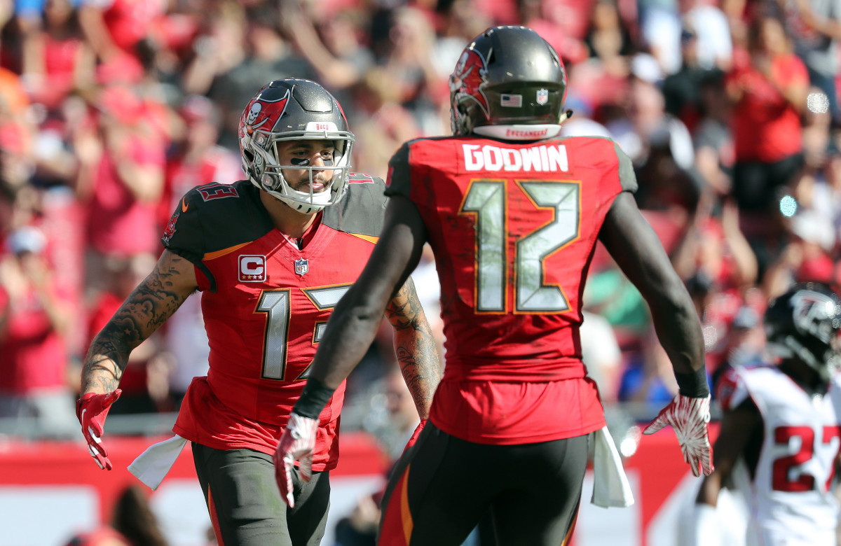 New Bucs quarterback Tom Brady gifted No. 12 by Chris Godwin