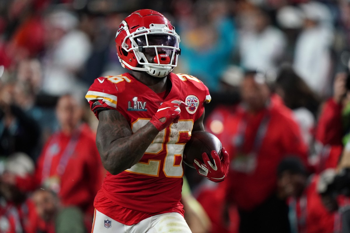 Damien Williams Signed Kansas City Chiefs Yellow Throwback Jersey (JSA –