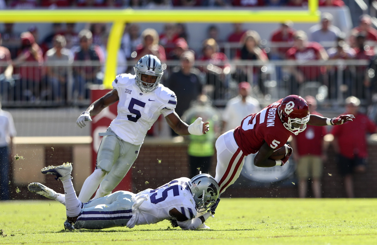 Walter Neil Jr. (15) tackles OU's Marquise Brown.