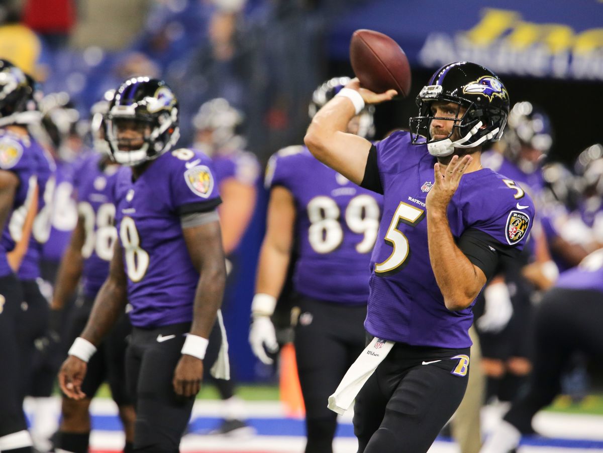 Terrell Suggs and Haloti Ngata switched jerseys for Ravens team picture  (PHOTOS)