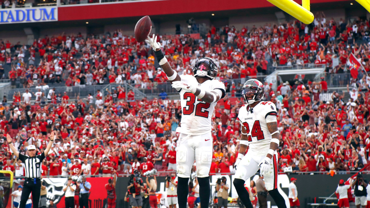 Tampa Bay Buccaneers S Mike Edwards Named NFC Defensive Player Of The ...