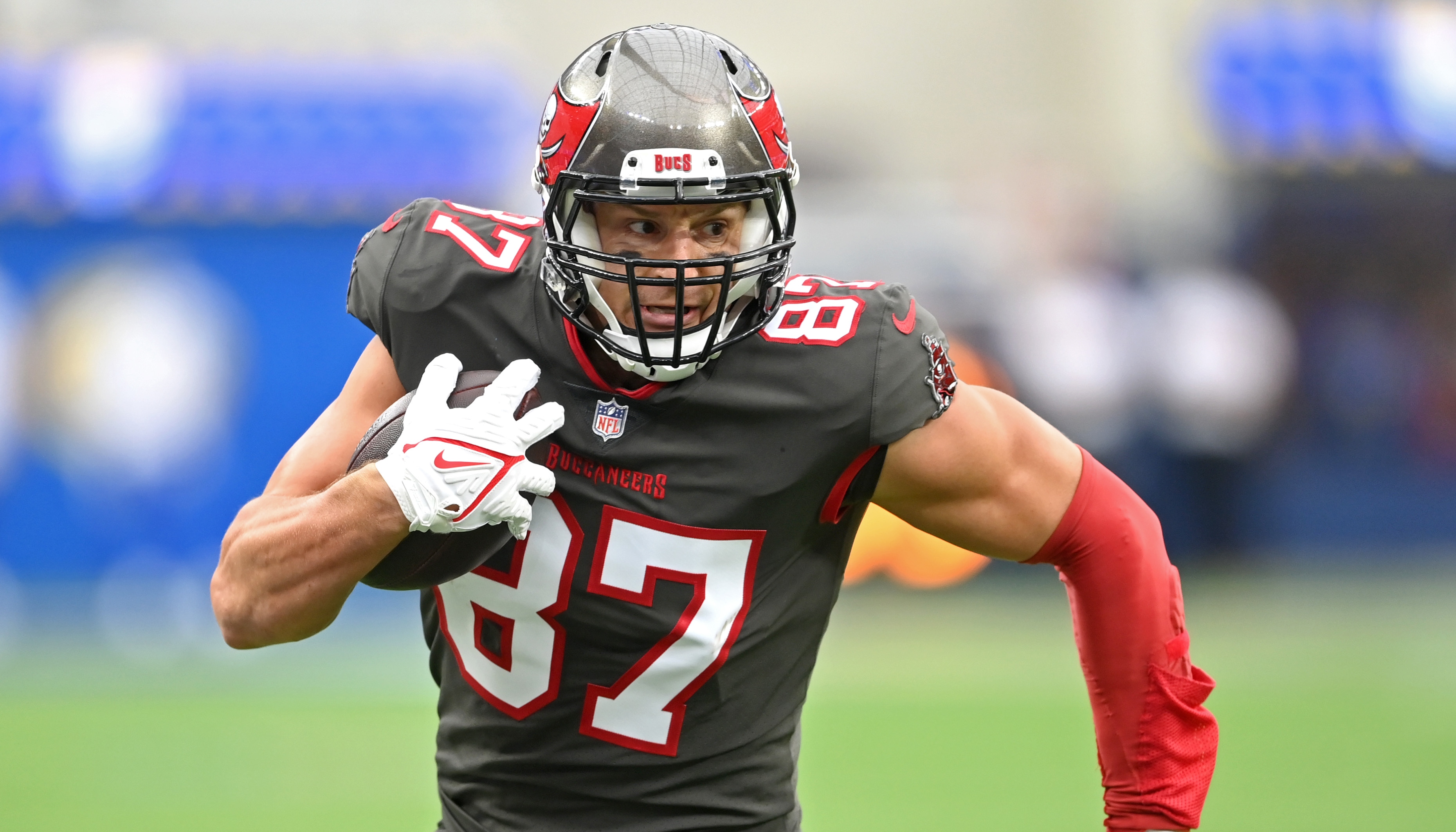 Rob Gronkowski injury: Bucs TE suffers injury in Week 3, returns late in  third quarter after x-rays - DraftKings Network