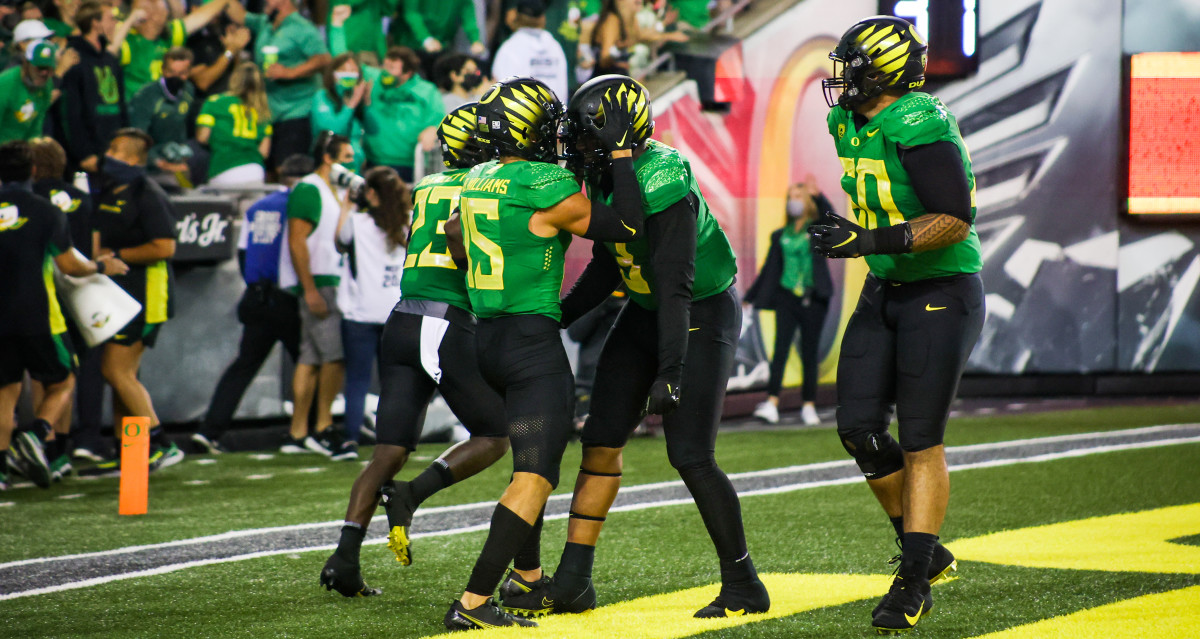 Oregon Ducks Football Opens as Early Favorite Against Stanford Cardinal ...