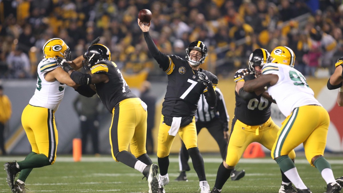 Green Bay Packers' Jon Runyan lines up during the first half of an NFL  football game against the Pittsburgh Steelers Sunday, Oct. 3, 2021, in  Green Bay, Wis. (AP Photo/Mike Roemer Stock