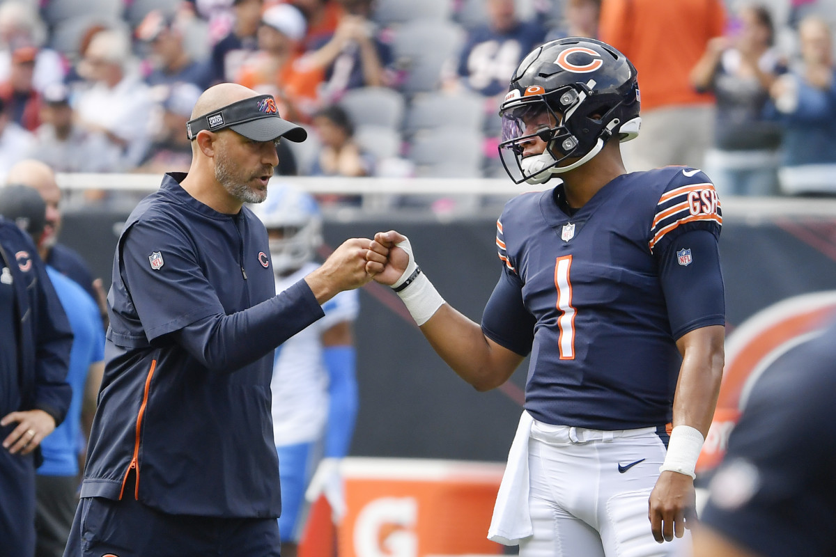 December 24, 2022 - Chicago Bears quarterback Justin Fields (1) cuts his  eyes to the right while looking left during NFL football game versus the  Buffalo Bills in Chicago, IL Stock Photo - Alamy