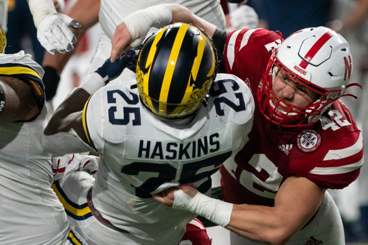 Incredible hurdle by Michigan RB Hassan Haskins