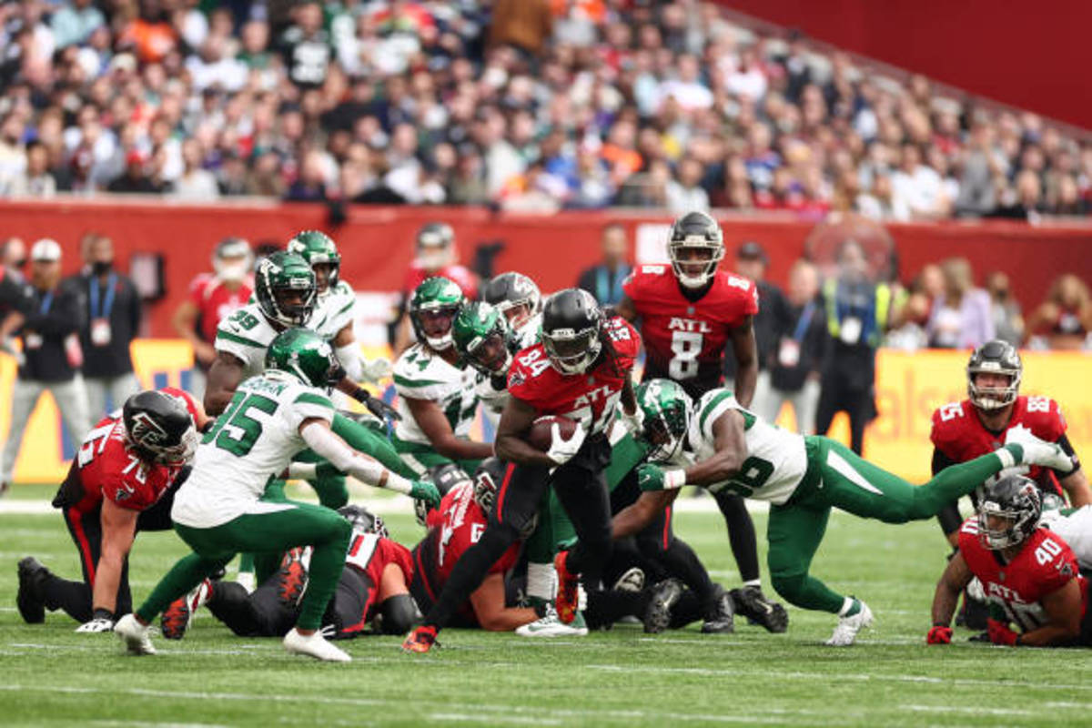 Wrestlers grapple with football at Jets camp