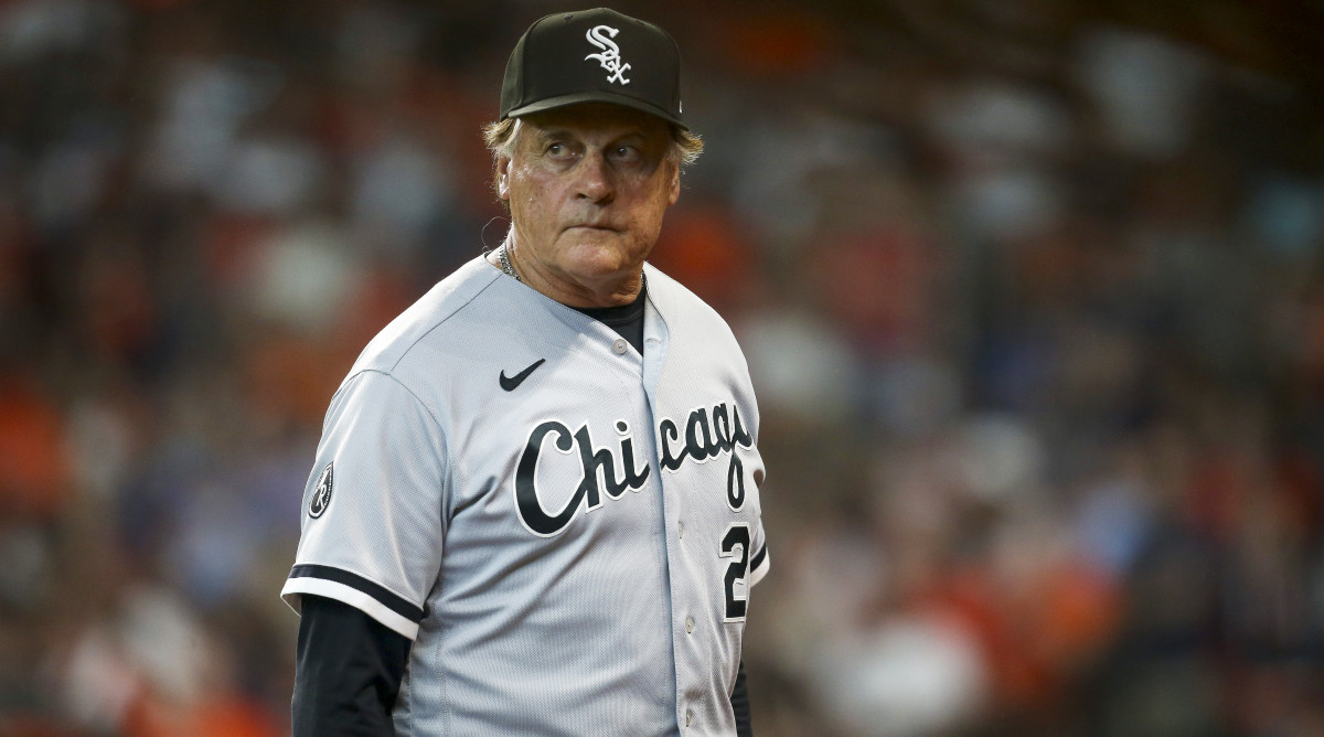MLB Twitter reacts to White Sox manager Tony La Russa falling